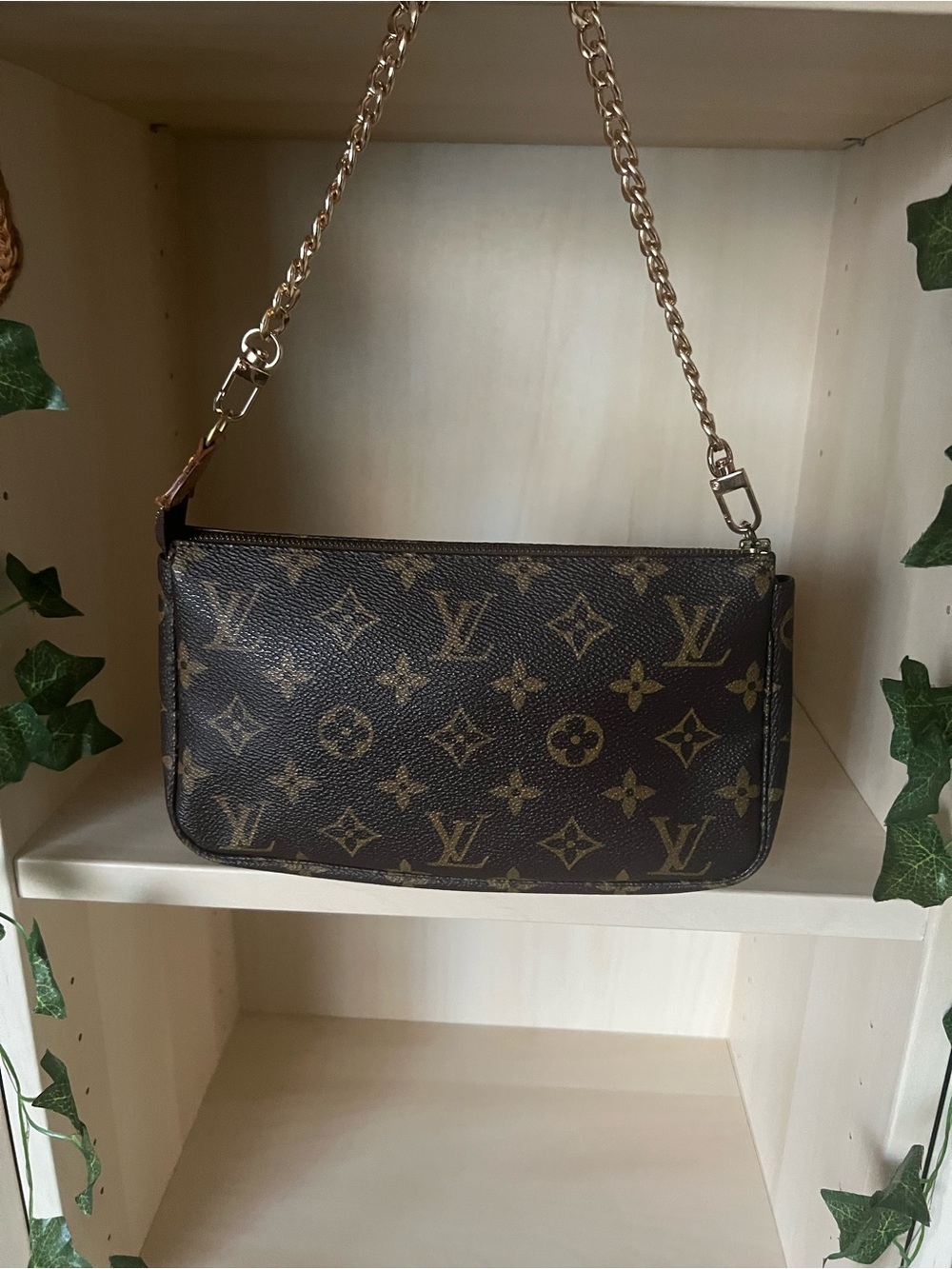 AUTHENTIC Louis Vuitton Pochette, shoulder bag.